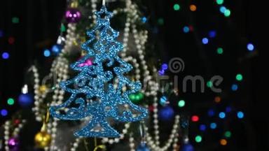美丽的蓝色新年和圣诞装饰，人字沉重地摆动在绳子上。