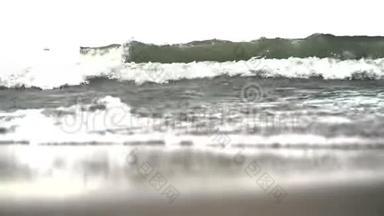海浪汹涌澎湃在沙岸上.. 极端风筝缓慢地登上。