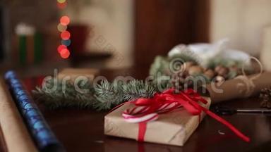 礼品，礼品及包装材料：包装纸，杉树枝，球果及桌上彩带.. 消防设施