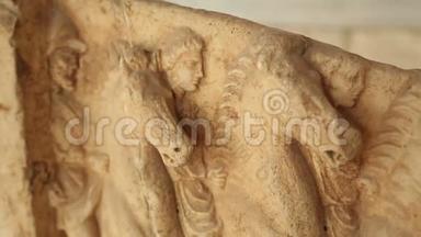 特写古色古香的浮雕，雕刻在大理石板上的骑马人的身影