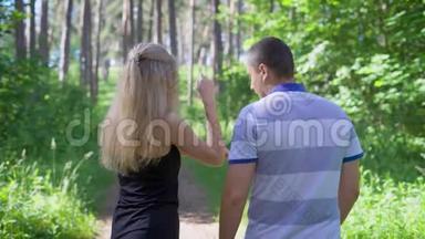 在森林里慢跑。 两个人在跑。 妇女设定计时器