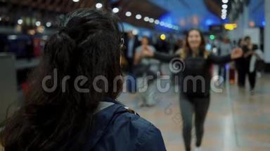 快乐的女孩在到达火车站时拥抱她的朋友-慢镜头