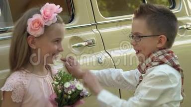 那个戴眼镜的小男孩向那个女孩求婚