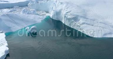 格陵兰岛Ilulissat冰峡湾冰川融化的冰山和冰的<strong>视频</strong>。 全球变暖和气候<strong>变化</strong>