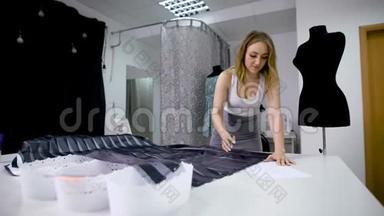 裁缝店裁剪新衣服的女工