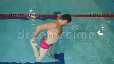 一个人在游泳池里伸展腿部肌肉