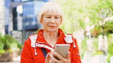 <strong>高级</strong>妇女站在户外使用智能手机。 市中心<strong>商业</strong>区后台