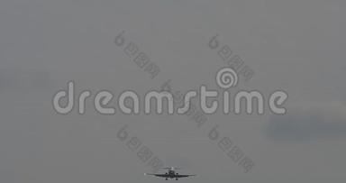 CRJ700，双引擎区域客机在机场降落，飞行中