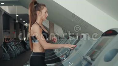 运动女孩，女子运动训练，女子跑步者在健身房跑步机上跑步。