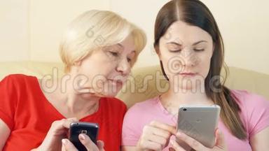 母女俩用智能手机，浏览，阅读.. <strong>老年人</strong>积极的<strong>现代生活</strong>方式