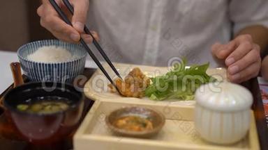 一个年轻人在<strong>日韩</strong>咖啡厅慢镜头拍摄亚洲美食