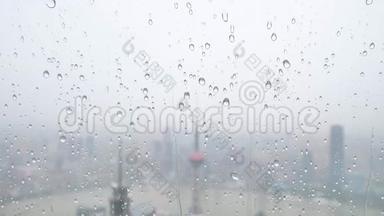 夏季雨水落在窗户玻璃上，慢动作，4k镜头，大雨落在<strong>上海</strong>外滩<strong>地标</strong>上