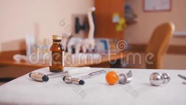 神经科医生的橱柜，医疗器械和药品的前景，桌子上的骨架模型