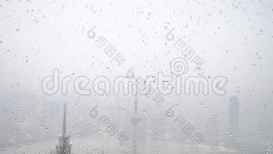 夏季雨水落在窗户玻璃上，慢动作，4k镜头，大雨落在<strong>上海</strong>外滩地标上