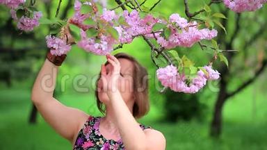 樱花树下的微笑女人采花装饰头发