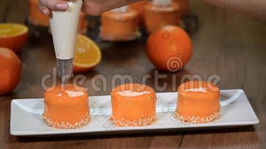 用橙色鲜奶油装饰小蛋糕