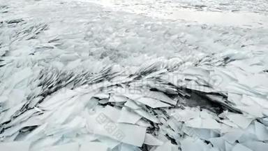 冰冻河流的空中景色。 梦幻冰质地，冷链水.. 冰的碎片伸出锋利的边缘。