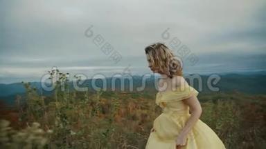 落在田纳西州和北卡罗莱纳州的马克斯·帕奇山阿巴拉契亚山脉上，一位身穿黄色礼服的年轻女子的肖像