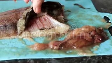 厨师长把他剥去的香瓜放在一个玻璃碗里，旁边是一堆蘑菇在一个切割板上。