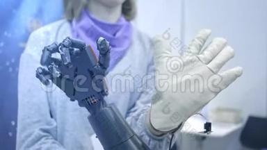 机器人手臂重复人类手的动作。 机器人的塑料手臂像人手一样弯曲。 新技术
