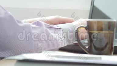 商人在笔记本电脑上喝茶蚂蚁打字。 超高清视频