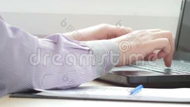 男人用手在hic<strong>柜子</strong>里的笔记本电脑键盘上打字。 超高清视频