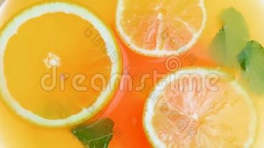 提供冷柠檬水、橙子、葡萄柚和新鲜薄荷叶的特写慢动作视频