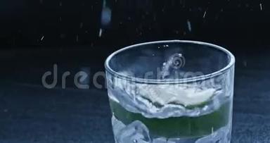 一块石灰落在装有水和冰的玻璃里。 慢动作2k视频推240fps