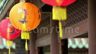 中秋节中国传统纸灯笼。 挂在户外的纸灯笼。