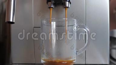 从浓缩咖啡机或咖啡机在玻璃杯中倒入咖啡的特写镜头