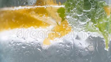 宏观慢动作镜头水<strong>滴滴</strong>下了一杯劣质的冷柠檬水