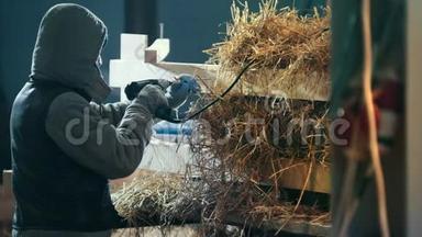 建筑工用一把强力螺丝刀把木板拧成一团-用稻草做积木