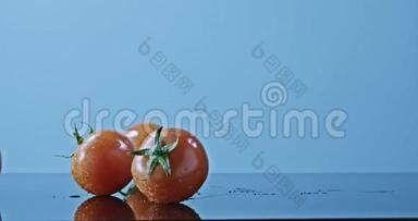 番茄，有水滴在光滑的表面滚动。 慢动作2k视频推240fps