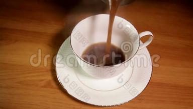 热咖啡正倒入咖啡杯中。