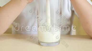 一个孩子通过<strong>吸管</strong>从杯子里喝<strong>牛奶</strong>。 一杯<strong>牛奶</strong>特写..