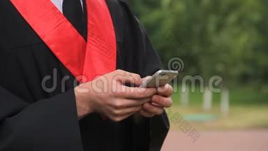 大学毕业生在智能手机上浏览新闻，男大褂在滑动页