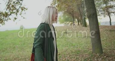 中弹。 白种人金发女人斯洛莫走过秋天的树林，摸着树。 跟着边框。 <strong>讲故事</strong>