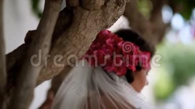<strong>结婚纪念</strong>日。 木头背景上美丽的新娘。 希腊
