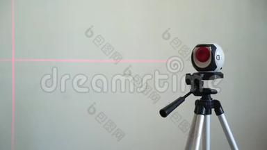 激光水平测量工具，可见红色激光光束交叉