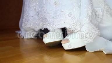 新娘行婚礼礼服、下摆、白鞋特写