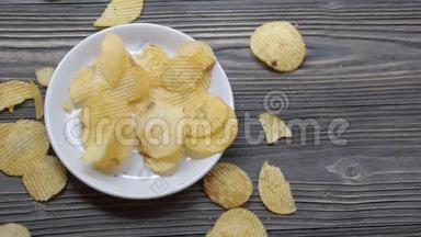 木桌上的土豆片炸脆，小吃开胃，美味可口，但不健康