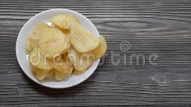 木桌上的土豆片炸脆，小吃开胃，美味可口，但不健康