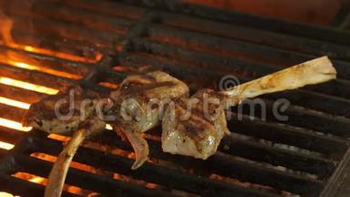 三块肉放在<strong>骨头</strong>上，小牛肉放在<strong>骨头</strong>上，羊肉放在烤架上，烤架上有印记