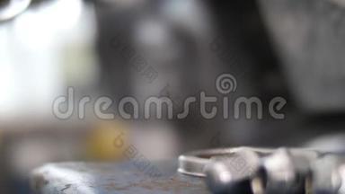 汽车机械师在一家汽车修理店的国内车库里踩刹车。