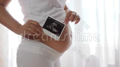 孕妇在大肚腩附近抱着扫描未来宝宝
