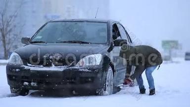 女人在车上铲雪
