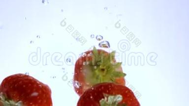 新鲜草莓<strong>落入</strong>水中-慢镜头