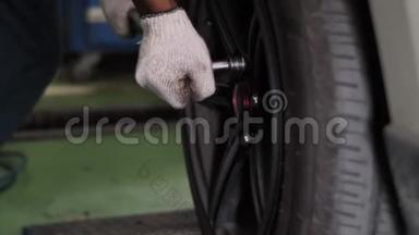 汽车机械师在一家汽车修理店的国内车库里<strong>踩</strong>刹车。