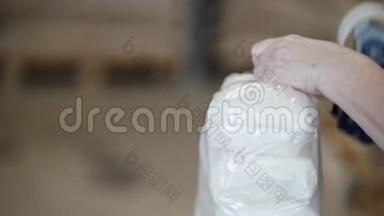 工人把水晶糖装在糖厂的袋子里