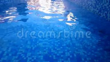 美丽清爽的蓝色游泳池水，度假胜地和特写